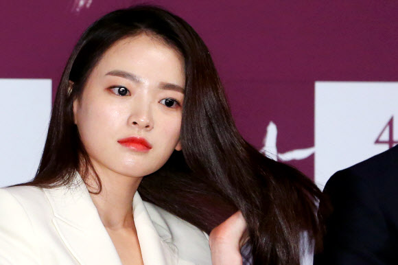배우 천우희가 4일 오후 서울 광진구 롯데시네마 건대입구점에서 열린 영화 ‘해어화’ 언론시사회에서 머리를 넘기고 있다.  연합뉴스