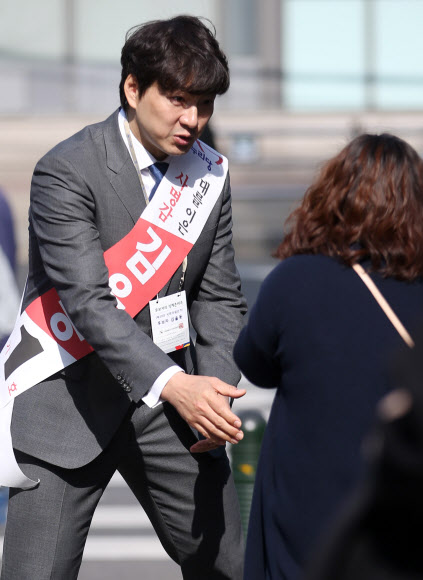 어깨띠 두른 ‘삼둥이’ 아빠 송일국. 이번 총선에서 서울 송파병에 출마한 새누리당 김을동 후보의 아들인 ‘삼둥이’ 아빠 탤런트 송일국 씨가 1일 서울 송파구 거여동 거리에서 주민들과 인사하며 지지를 호소하고 있다. 2016.4.1 연합뉴스.