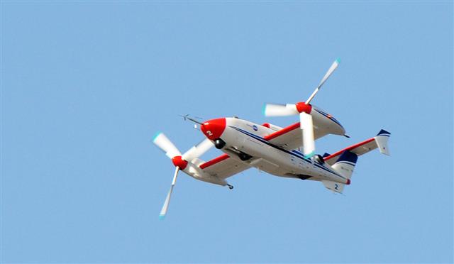 한국항공우주연구원이 대한항공과 공동 개발에 성공한 ‘틸트로터’ 무인기가 시험 비행을 하고 있다. 이 무인기는 헬리콥터처럼 수직 이착륙이 가능하고 시속 500㎞로 고속 비행을 할 수 있다. 한국항공우주연구원 제공