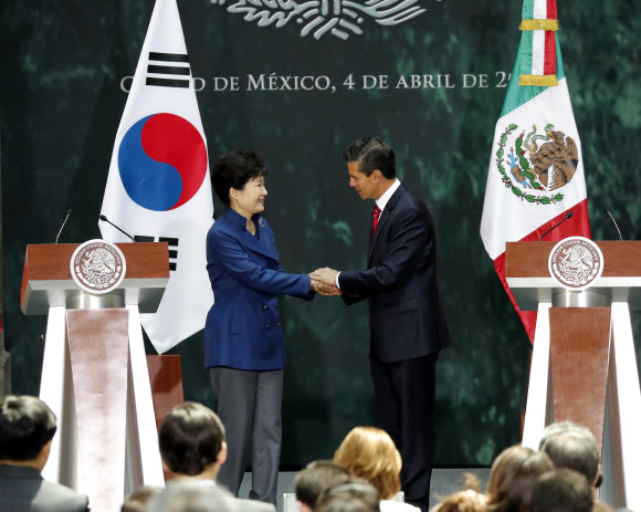 박근혜 대통령과 엔리케 페냐 니에토 멕시코 대통령이 4일 오후(현지시간) 멕시코시티 대통령궁에서 공동 기자회견을 마친 뒤 손을 맞잡고 있다. 연합뉴스
