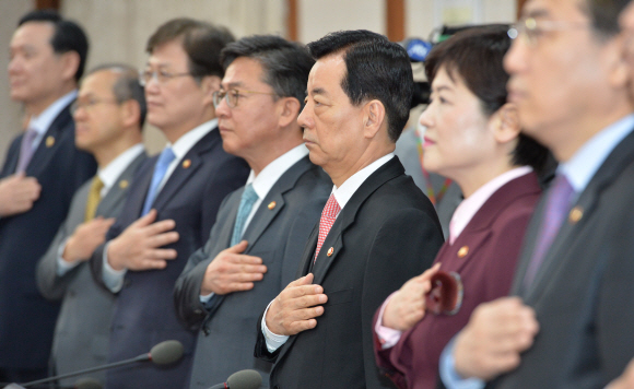 한민구(오른쪽 세번째) 국방부장관 등 국무위원들이 5일 서울 종로구 세종로 정부서울청사에서 열린 국무회의에서 국기에 대한 경례를 하고 있다.  손형준 기자 boltagoo@seoul.co.kr