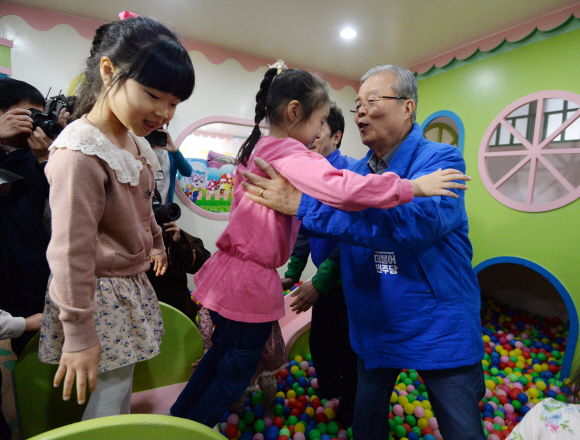 어린이집을 찾은 김종인 더불어민주당 비대위 대표