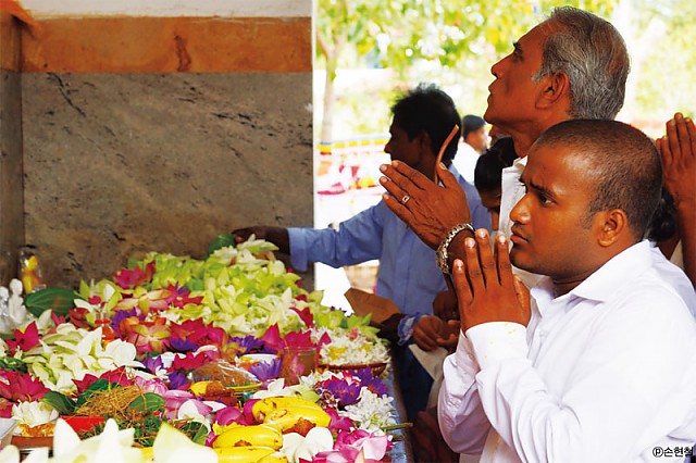 스리랑카 인구의 70%가 불교를 믿는다. 스리랑카의 오래된 불교사원들은 지금도 신도들로 붐빈다
