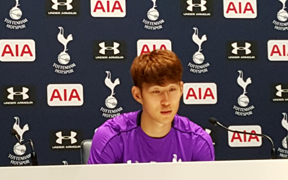 토트넘 홋스퍼 트레이닝센터에서 기자회견하는 손흥민