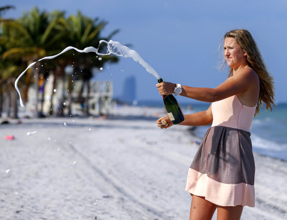 벨라루스 빅토리아 아자렌카가 2일(현지시간) 미국 플로리다 마이애미 키 비스케인에서 열린 마이애미 오픈 테니스 토너먼트 여자 단식 결승전에서 러시아 스베틀라나 쿠즈넷소바를 이기고 우승을 차지하고 해변에서 승리의 세리머니를 하고 있다.EPA 연합뉴스