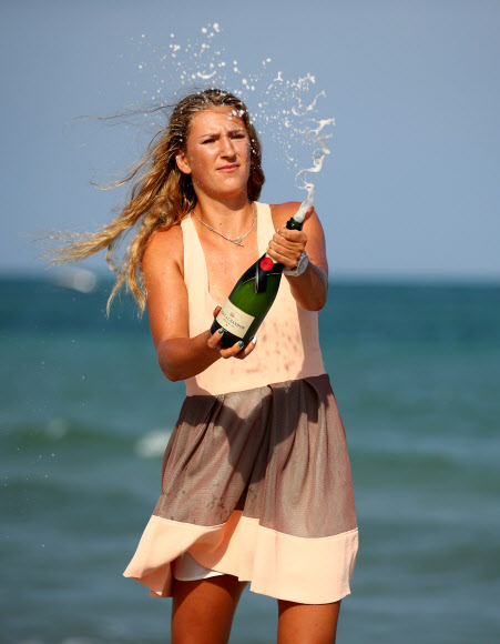 벨라루스 빅토리아 아자렌카가 2일(현지시간) 미국 플로리다 마이애미 키 비스케인에서 열린 마이애미 오픈 테니스 토너먼트 여자 단식 결승전에서 러시아 스베틀라나 쿠즈넷소바를 이기고 우승을 차지하고 해변에서 승리의 세리머니를 하고 있다.AFP 연합뉴스