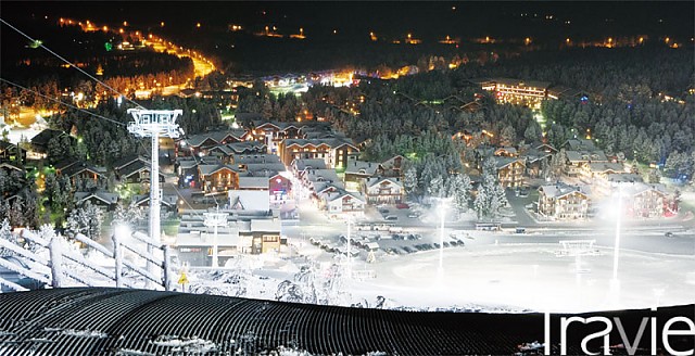 레비 파노라마 호텔 스키 슬로프에서 내려다본 레비 시내 전경. 아담하고 따뜻한 풍경이다