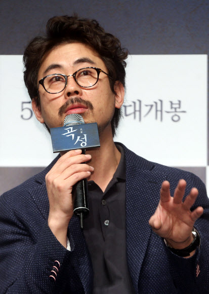 질문에 답하는 나홍진 감독