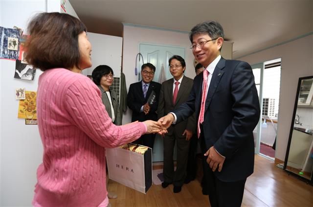 한국토지주택공사(LH) 박상우(오른쪽) 사장이 7일 서울 강남구에 있는 전세임대주택을 방문해 입주민의 불편 사항을 들은 뒤 악수를 나누고 있다. 한국토지주택공사 제공