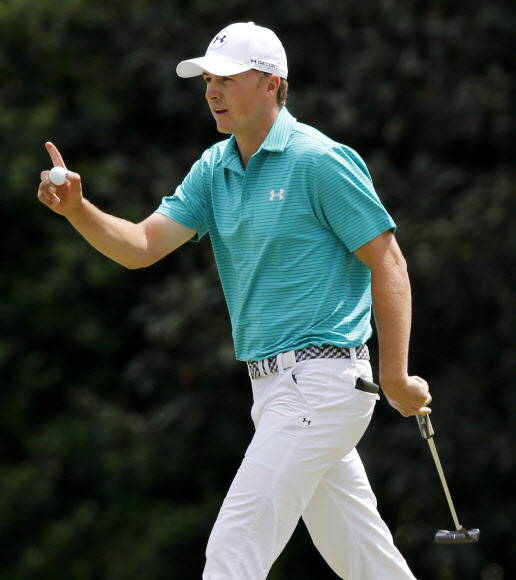 조던 스피스가 7일(현지시간) 미국 조지아주 오거스타 내셔널 골프클럽에서 열린 제80회 마스터스 토너먼트 첫날 1라운드에서 단독 선두로 나섰다. 스피스는 보기 없이 버디만 6개를 기록하며 6언더파 66타를 쳤다. 한편 뉴질랜드 교포 대니 리(26)가 4언더파 68타로 선두 스피스에게 2타 뒤진 공동 2위에 올랐다.  EPA 연합뉴스