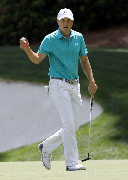 조던 스피스가 7일(현지시간) 미국 조지아주 오거스타 내셔널 골프클럽에서 열린 제80회 마스터스 토너먼트 첫날 1라운드에서 단독 선두로 나섰다. 스피스는 보기 없이 버디만 6개를 기록하며 6언더파 66타를 쳤다. AP 연합뉴스