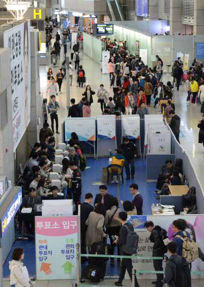 사전투표가 시작된 8일 인천국제공항 출국장에 마련된 사전투표소에서 여행객들과 상주직원들이 투표를 하고 있다.  김명국 전문기자 daunso@seoul.co.kr
