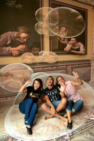 7일(현지시간) 멕시코 플라야 델 카르멘의 3D 박물관 관람객들이 미국 출신 아티스트 커트 웨너(Kurt Wenner)의 3D 트릭아트를 감상하고 있다. 커트 웨너는 바닥 트릭아트 아티스트로 유명하다. AFP 연합뉴스