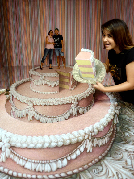 7일(현지시간) 멕시코 플라야 델 카르멘의 3D 박물관 관람객들이 미국 출신 아티스트 커트 웨너(Kurt Wenner)의 3D 트릭아트를 감상하고 있다. 커트 웨너는 바닥 트릭아트 아티스트로 유명하다. AFP 연합뉴스