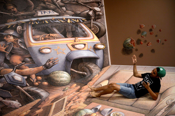 7일(현지시간) 멕시코 플라야 델 카르멘의 3D 박물관 관람객들이 미국 출신 아티스트 커트 웨너(Kurt Wenner)의 3D 트릭아트를 감상하고 있다. 커트 웨너는 바닥 트릭아트 아티스트로 유명하다. AFP 연합뉴스