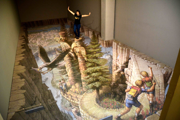 7일(현지시간) 멕시코 플라야 델 카르멘의 3D 박물관 관람객들이 미국 출신 아티스트 커트 웨너(Kurt Wenner)의 3D 트릭아트를 감상하고 있다. 커트 웨너는 바닥 트릭아트 아티스트로 유명하다. AFP 연합뉴스