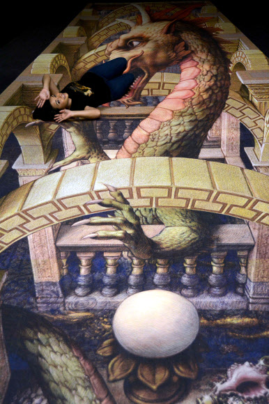 7일(현지시간) 멕시코 플라야 델 카르멘의 3D 박물관 관람객들이 미국 출신 아티스트 커트 웨너(Kurt Wenner)의 3D 트릭아트를 감상하고 있다. 커트 웨너는 바닥 트릭아트 아티스트로 유명하다. AFP 연합뉴스