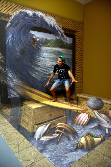 7일(현지시간) 멕시코 플라야 델 카르멘의 3D 박물관 관람객들이 미국 출신 아티스트 커트 웨너(Kurt Wenner)의 3D 트릭아트를 감상하고 있다. 커트 웨너는 바닥 트릭아트 아티스트로 유명하다. AFP 연합뉴스