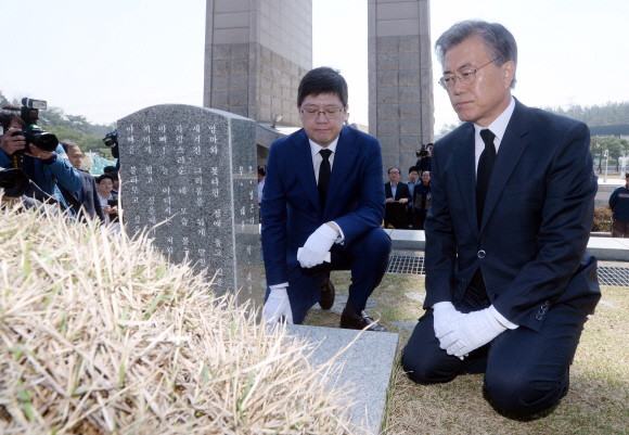 8일 광주 국립 5·18묘지를 찾은 더불어민주당 문재인 전 대표와 김홍걸 국민통합위원장이 묘역을 참배하고 있다.  정연호 기자 tpgod@seoul.co.kr