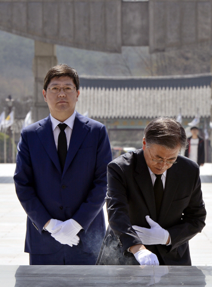 문재인 더불어민주당 전 대표와 김홍걸 더민주 국민통합위원장이 8일 오전 광주 국립 5?18 민주묘지를 찾아 참배하고 있다. 정연호 기자 tpgod@seoul.co.kr