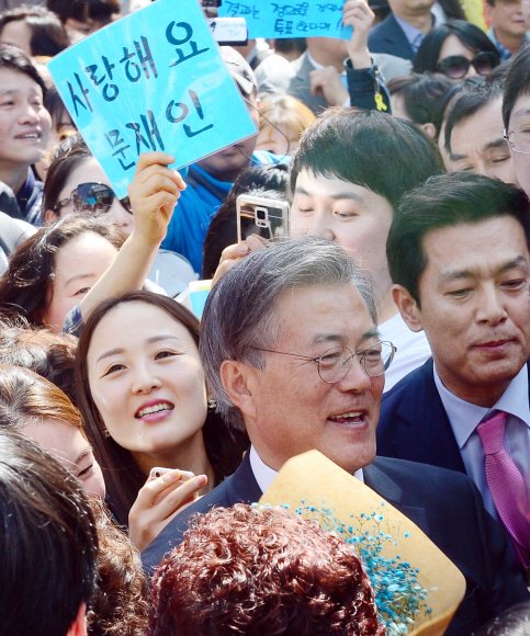 8일 광주 충장로우체국 앞에서 광주를 방문한 더불어민주당 문재인  전 대표가 시민들의 환영을 받고 있다.  정연호 기자 tpgod@seoul.co.kr