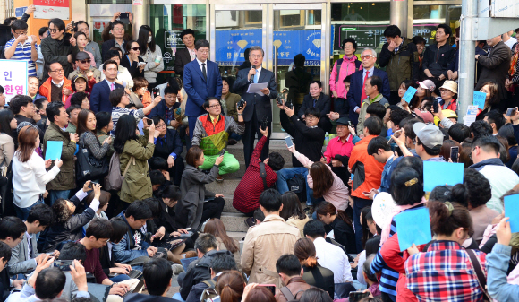 8일 광주 충장로우체국 앞에서 광주를 방문한 더불어민주당 문재인  전 대표가 발표문을 낭독하고 있다. 2016. 4. 8 정연호 기자 tpgod@seoul.co.kr