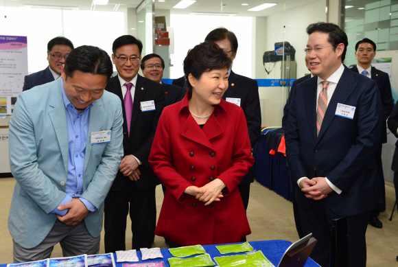 박근혜 대통령이 8일 오후 전주 완산구 전북창조경제혁신센터를 방문해 부스 관계자의 설명을 들으며 환하게 웃고 있다. 오른쪽은 조현상 효성 부사장.   청와대사진기자단