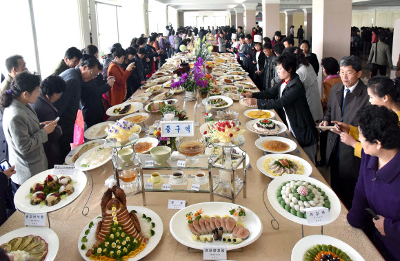 제21차 태양절 요리축전이 6일부터 평양면옥에서 열렸다고 북한 조선중앙통신이 8일 보도했다. 행사에는 김용진 내각 부총리 등이 참석했다.  연합뉴스