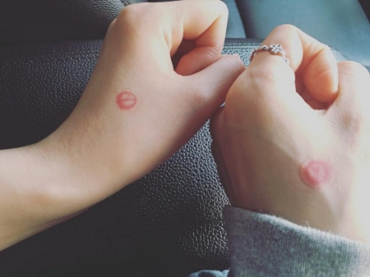 에이핑크 박초롱이 8일 자신의 인스타그램에 “2016 제20대 국회의원 선거. 초봄 사전투표 완료”라는 메시지와 함께 인증샷을 올렸다. 사진에는 투표 인증 도장을 찍은 두 손이 담겨 있다. 박초롱은 함께 인증샷을 찍은 사람에 대해선 공개하지 않았다.