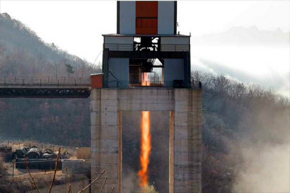 북한, 신형 ICBM 엔진 지상분출시험 성공 주장