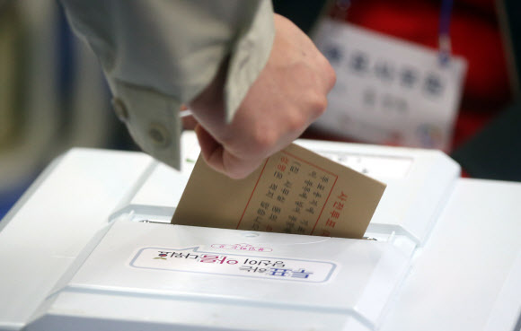 4·13 총선 사전투표 첫날인 지난 8일 울산시 남구 남산초등학교에 마련된 투표소에서 한 시민이 투표하고 있다.  연합뉴스