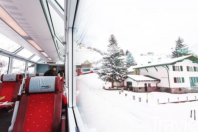 글래시어 익스프레스에서는 넓은 창을 통해 겨울 스위스 풍광을 제대로 즐길 수 있다