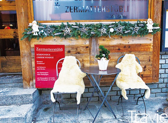 체르마트에는 스키를 탄 후 편안한 시간을 보낼 수 있는 펍과 레스토랑이 많다