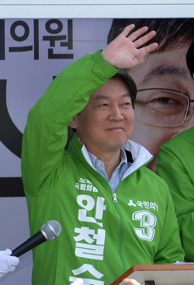 11일 인천 계양구 계산역 앞에서 열린 인천 계양지역 합동유세에 참가한 안철수대표가 후보들의 지지를 호소하는 지원유세를 펼치고 있다.  박지환기자 popocar@seoul.co.kr