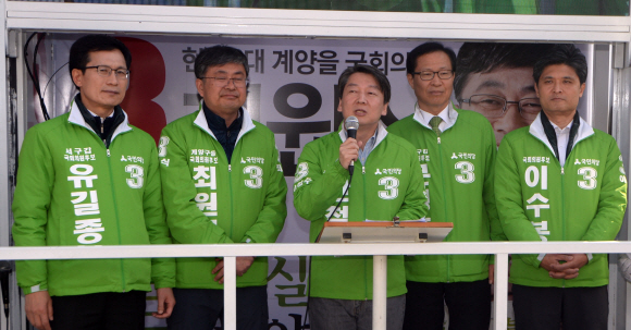 11일 인천 계양구 계산역 앞에서 열린 인천 계양지역 합동유세에 참가한 안철수대표가 후보들의 지지를 호소하는 지원유세를 펼치고 있다.  박지환기자 popocar@seoul.co.kr