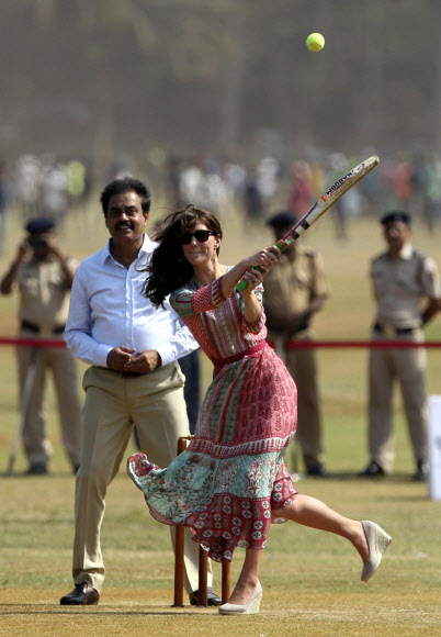 케이트 미들턴 영국 왕세손비가 10일(현지시간) 인도 뭄바이 오발 마이단에서 열린 크리켓 시합에서 배트를 휘두르고 있다. AP 연합뉴스