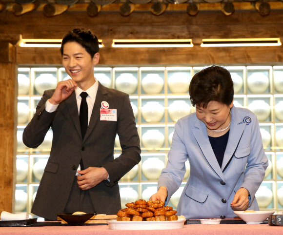 박근혜 대통령의 칭찬에 활짝 웃는 배우 송중기.