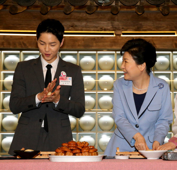 함께 약과 만들기 체험을 하고 있는 박근혜 대통령과 배우 송중기.
