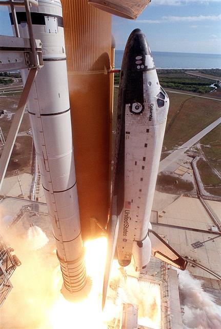 1981년 컬럼비아호로 시작돼 2011년 애틀랜티스호로 종료되기까지 30년 동안 우주왕복선은 우주여행과 우주수송의 가능성을 확인시켜 주었다. 사진은 2003년 1월 16일 발사된 컬럼비아호. 위키피디아 제공