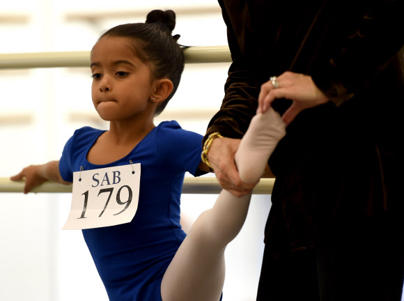 11일(현지시간) 미국 뉴욕 링컨센터에서 치러진 아메리칸발레학교(School of American Ballet·SAB)) 오디션에 참가한 6살 소녀가 평가원의 지도를 받고 있다. AFP 연합뉴스