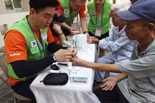 지난 8일부터 11일까지 베트남 다낭에서 열린 의료봉사에 참여한 열린의사회 소속 의료진이 현지 주민의 손을 치료하고 있다.  제주항공 제공 