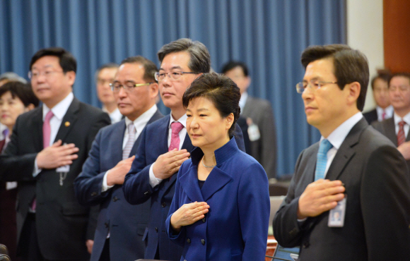 박근혜 대통령이 12일 청와대에서 열린 국무회의에서 국민의례를 하고 있다.  안주영 기자 jya@seoul.co.kr