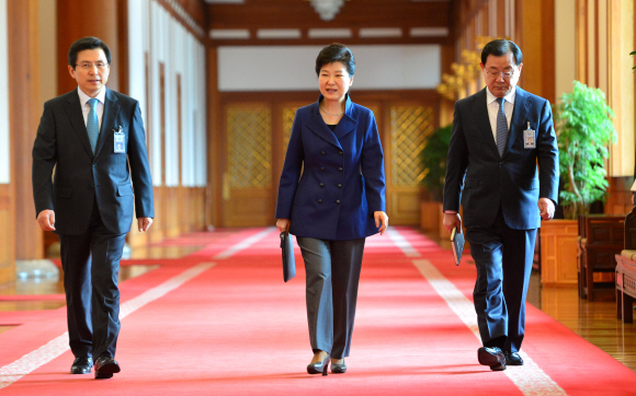 박근혜 대통령이 20대 총선을 하루 앞둔 12일 청와대에서 열린 국무회의에 참석하기 위해 황교안 국무총리(왼쪽)와 이병기 비서실장과 함께 복도를 걸어오고 있다.  안주영 기자 jya@seoul.co.kr