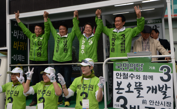 12일 경기도 안산 상록 본오동을 찾은 안철수 대표가 국민의당 안산지역 후보들의 지원유세를 펼치고 있다.  박지환 기자 popocar@seoul.co.kr