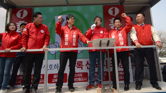12일 경기도 안산시 한양대역 앞을 방문한 방문한 김무성 대표가 안산상록을 홍장표후보의 지지유세를 펼치고 있다.  박지환 기자 popocar@seoul.co.kr