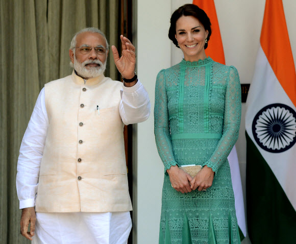 케이트 미들턴 영국 왕세손비(오른쪽)과 나렌드라 모디 인도 총리가 12일(현지시간) 인도 뉴델리 하이데라바드 하우스에서 열린 오찬에 참석하고 있다. AFP 연합뉴스