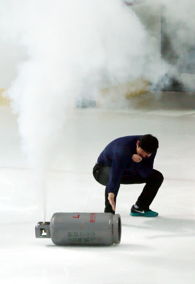 12일 인천 선학국제빙상경기장에서 정빙기 뒤에 달린 LPG 가스통이 링크 위에 떨어져 가스가 누출되고 있다.  연합뉴스 