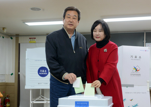 <선택 4.13> 투표하는 김무성 대표