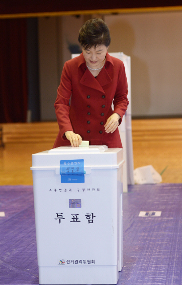 박근혜 대통령이 제20대 국회의원 선거일인 13일 오전 서울 종로구 청운동 서울농학교 강당에 마련된 투표소를 찾아 투표를 하고 있다.  안주영 기자 jya@seoul.co.kr