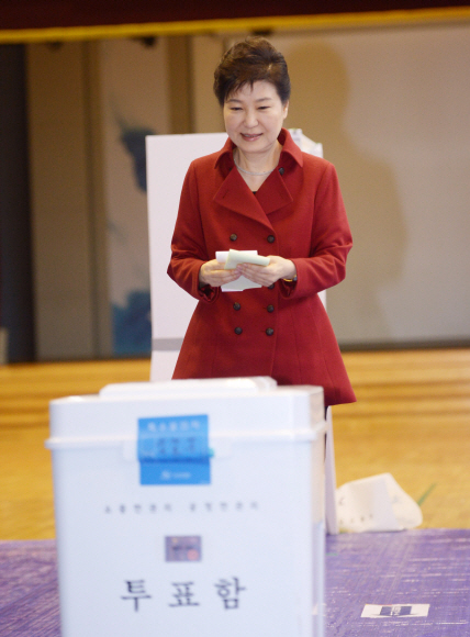 박근혜 대통령이 제20대 국회의원 선거일인 13일 오전 서울 종로구 청운동 서울농학교 강당에 마련된 투표소를 찾아 투표를 하고 있다.  안주영 기자 jya@seoul.co.kr